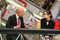 「全力！脱力タイムズ」より、左から小峠英二、北川景子。