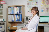 「凜-りん-」より、山口紗弥加演じる里中のぞみ。