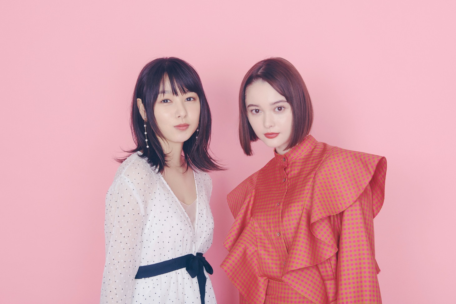 左から桜井日奈子、玉城ティナ。（撮影：入江達也）