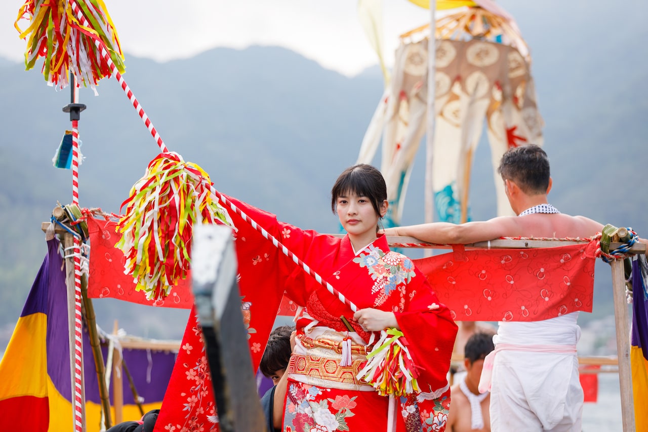 仮面女子・神谷えりなが巫女に、主演作「海にのせたガズの夢」公開