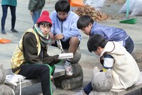 「まく子」より、村上純演じるドノ（左）。