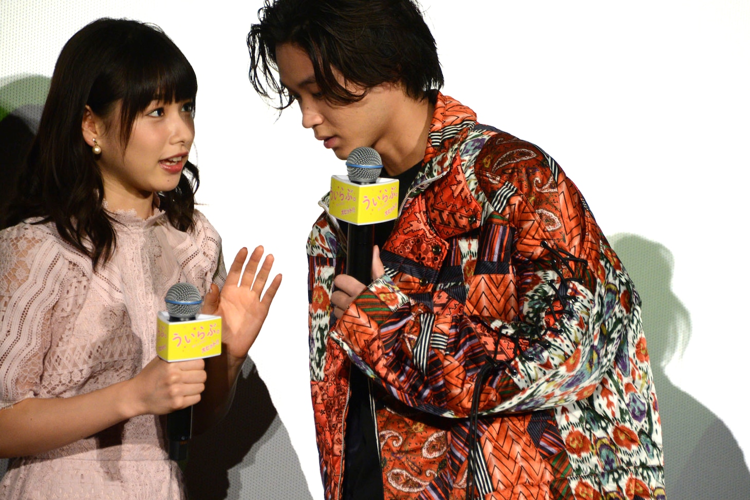 劇中シーンを再現するため、桜井日奈子（左）が磯村勇斗（右）と平野紫耀に指示する様子。