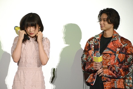 劇中のシーンを再現する桜井日奈子(左)と笑いをこらえる磯村勇斗(右)。