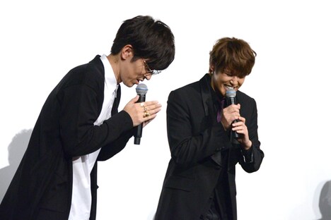 祈りのポーズをする櫻井孝宏(左)と宮野真守(右)。