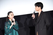 左から趣里、菅田将暉。