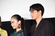 左から趣里、菅田将暉。