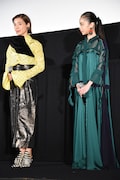 左から仲里依紗、趣里。