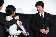草刈正雄(右)にプレゼントを手渡す木村文乃(左)。