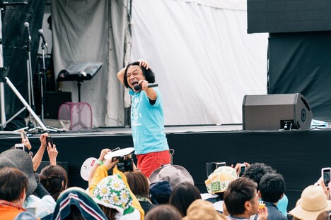 観客を盛り上げる永野。