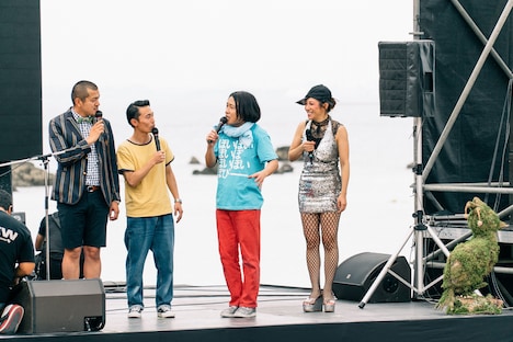 左からカミナリのまなぶ、たくみ、永野、ミラクルひかる。