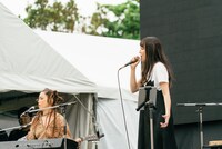 左からchara、伊藤歩。