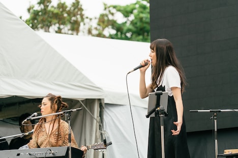 左からchara、伊藤歩。