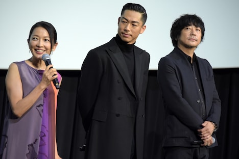 左から羽田美智子、AKIRA、大森南朋。