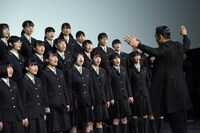 指揮を執るAKIRA。