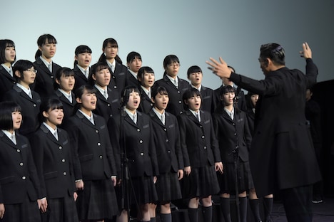 指揮を執るAKIRA。