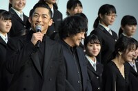 左からAKIRA、大森南朋。