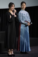 左から貫地谷しほり、松本若菜。