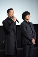 左からAKIRA、大森南朋。