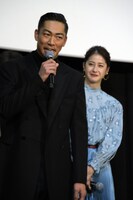 左からAKIRA、松本若菜。