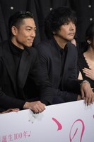 左からAKIRA、大森南朋。