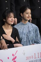 左から貫地谷しほり、松本若菜。