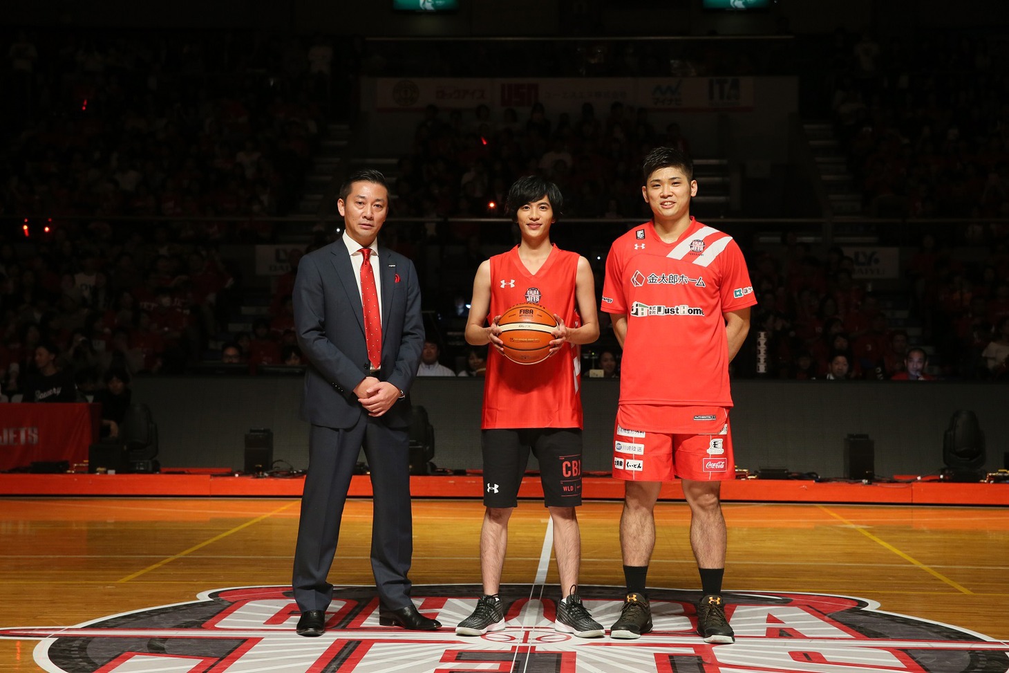 左から千葉ジェッツ代表取締役ゼネラルマネージャーの島田慎二、志尊淳、千葉ジェッツの選手・原修太。