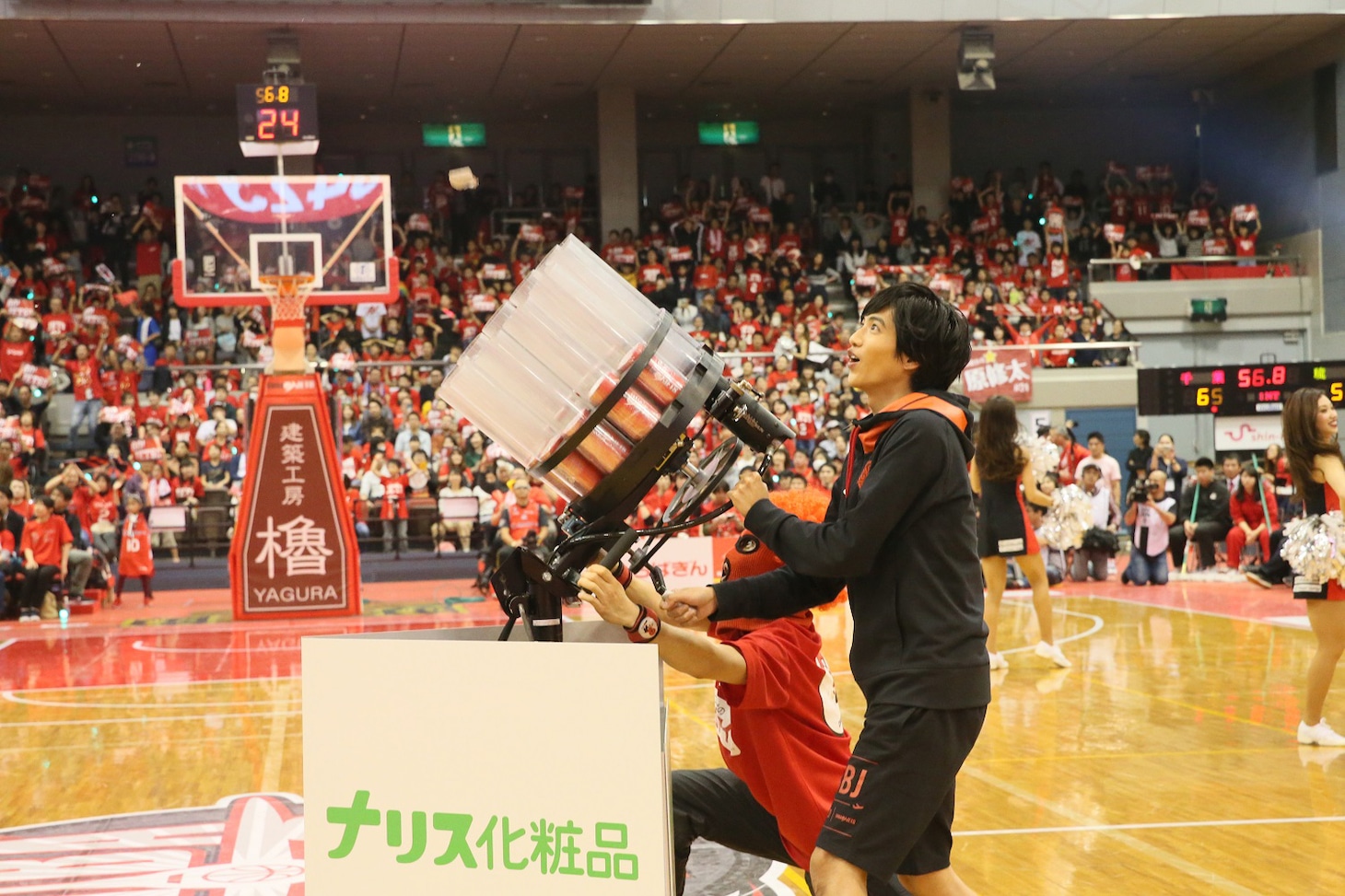 バズーカープレゼントに挑む志尊淳。