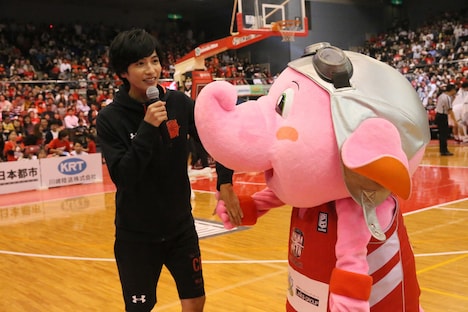 左から志尊淳、千葉ジェッツマスコットのジャンボくん。