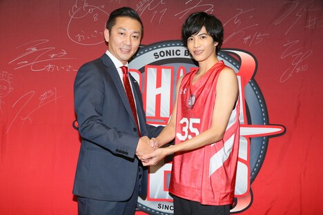 左から島田慎二、志尊淳。