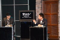 「緊急検証！THE MOVIE ネッシーvsノストラダムスvsユリ・ゲラー」収録現場にて談笑する大槻ケンヂ（左）と逸見太郎（右）。