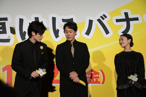 自分と共演者たちの手元を見比べる大泉洋(中央)。