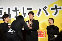 スタッフにマイクとバナナを換えられる大泉洋（中央）。