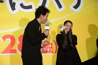 大泉洋（左）に暴露され恥ずかしがる高畑充希（右）。