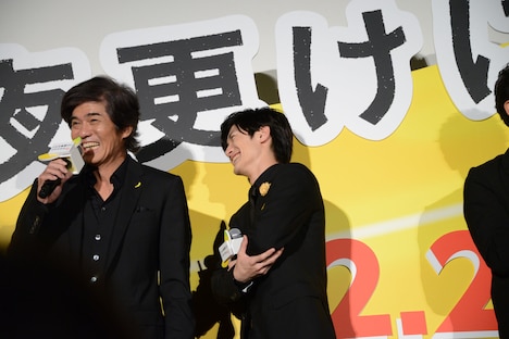 大泉洋に暴露されて笑ってしまう佐藤浩市(左)。
