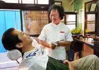 山田隆夫（右）演じるキャラクター。