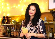 スナックのママ・小池明美役の黒谷友香。