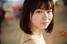 「山田杏奈ファースト写真集『PLANET NINE』」より。（東京ニュース通信社刊）