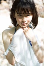 「山田杏奈ファースト写真集『PLANET NINE』」より。（東京ニュース通信社刊）