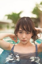 「山田杏奈ファースト写真集『PLANET NINE』」より。（東京ニュース通信社刊）