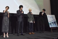 泣いてしまった真野恵里菜（左）に代わり、キャスト陣の心境を代弁する藤井道人（右）。