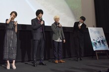 泣いてしまった真野恵里菜（左）に代わり、キャスト陣の心境を代弁する藤井道人（右）。