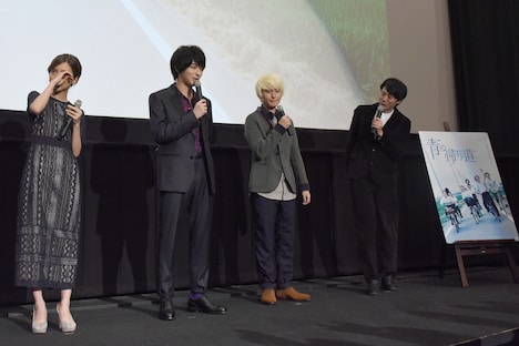 泣いてしまった真野恵里菜（左）に代わり、キャスト陣の心境を代弁する藤井道人（右）。