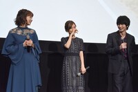 「青の帰り道」が完成した心境を問われ、涙ぐむ真野恵里菜（中央）。