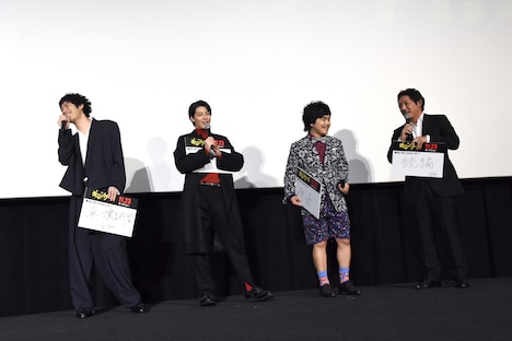 入江悠（右端）の「続編を作りたい」というコメントに、「やりたーい！」と声を上げるキャストたち。