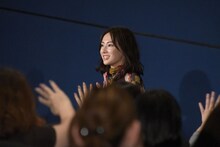 客席通路を通って登壇した北川景子。