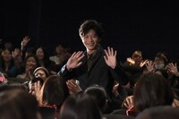 客席通路を通って登壇した田中圭。