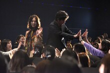 客席通路を通って登壇した北川景子（左）と田中圭（右）。