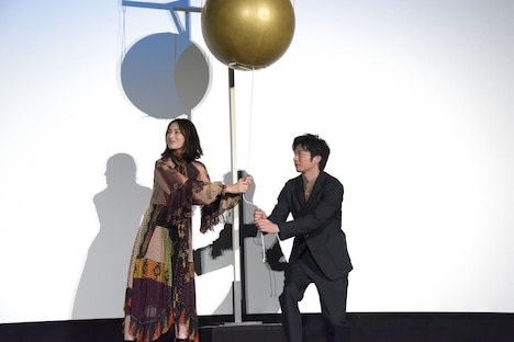 くす玉を割ろうと身構える北川景子（左）と田中圭（右）。