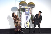くす玉を割った北川景子（左）と田中圭（右）。