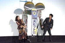 くす玉を割った北川景子（左）と田中圭（右）。